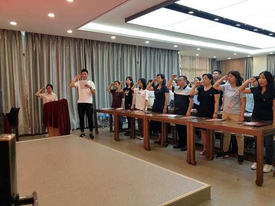 说明:E:\照片、音频\2018-2019-2\公司七一表彰\入党宣誓.jpg
